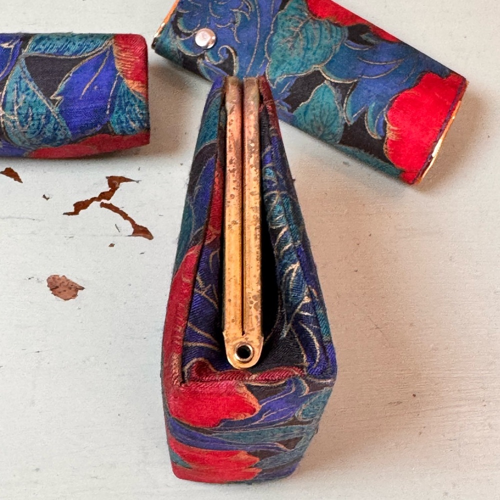 Vintage Silk Set with Kiss-lock coin purse, Lipstick Holder and Key Holder - Picture 4 of 8